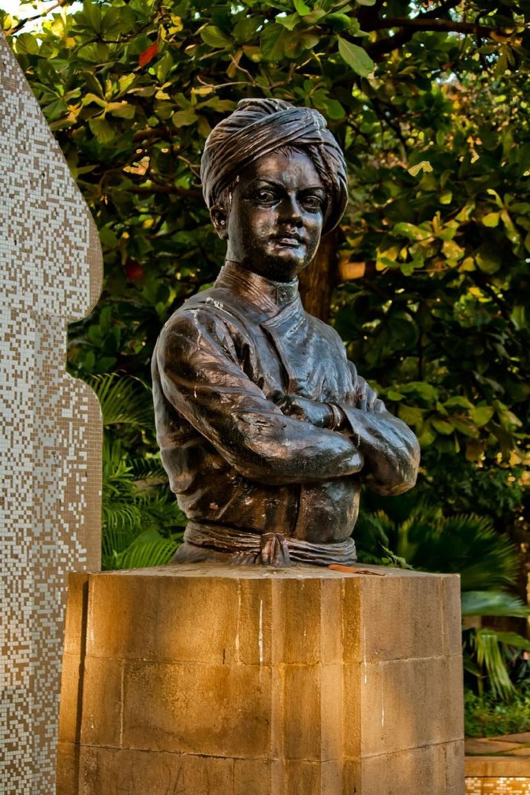 swami vivekananda indian statue sculpture जीवन में श्रेष्ठ धर्म क्या है ?